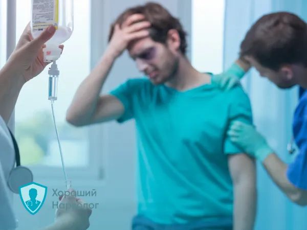 Врач оказывает помощь наркоману