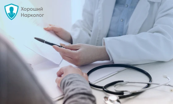 Врач консультирует пациента перед лечением сонливости